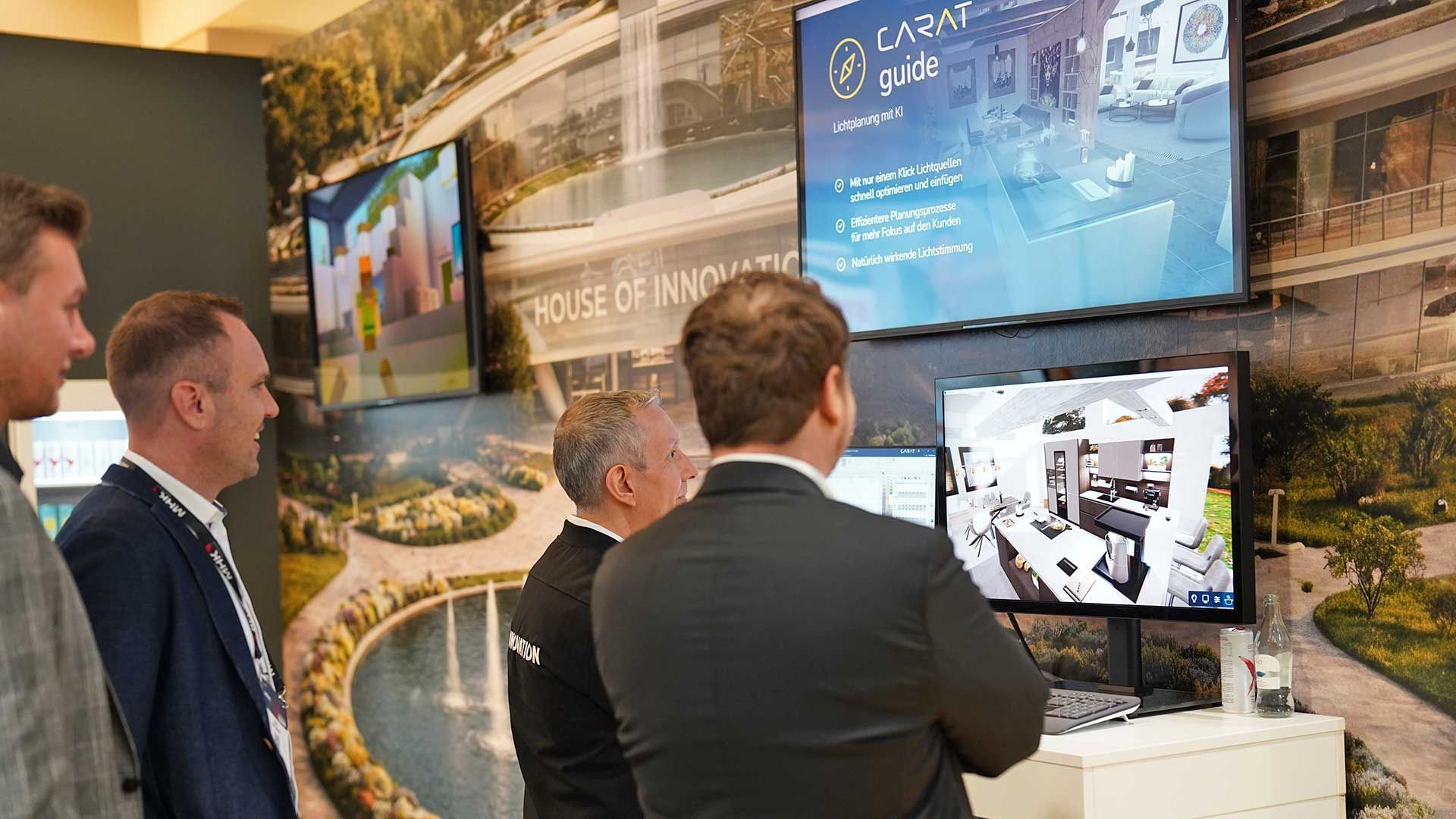 Die Besucher tauchen in eine Erlebniswelt ein, die digitale Lösungen zeigen.