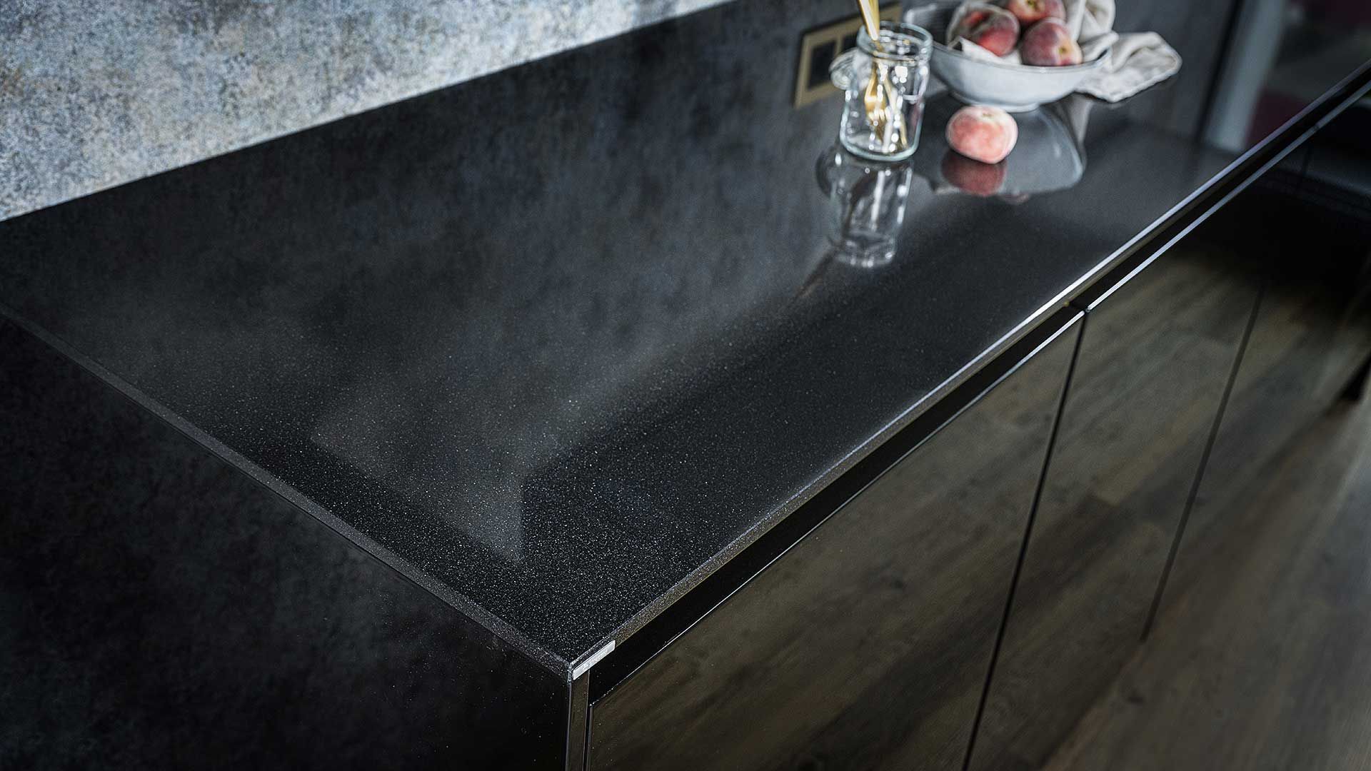 Strasser präsentiert Arbeitsplatten aus Materialabfällen