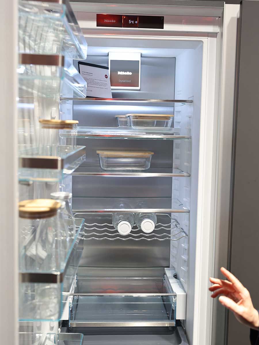 Auf Zuruf an Amazon Alexa oder Google Assistant öffnet die Tür automatisch um bis zu 115 Grad