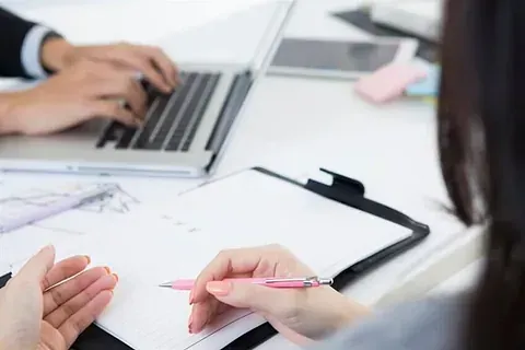 Dos personas reunidas