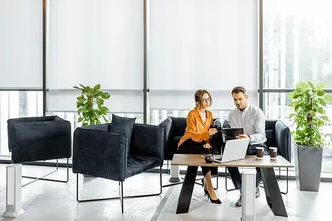 Dos personas reunidas