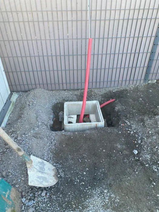 Une personne creuse un trou dans le sol avec une pelle.