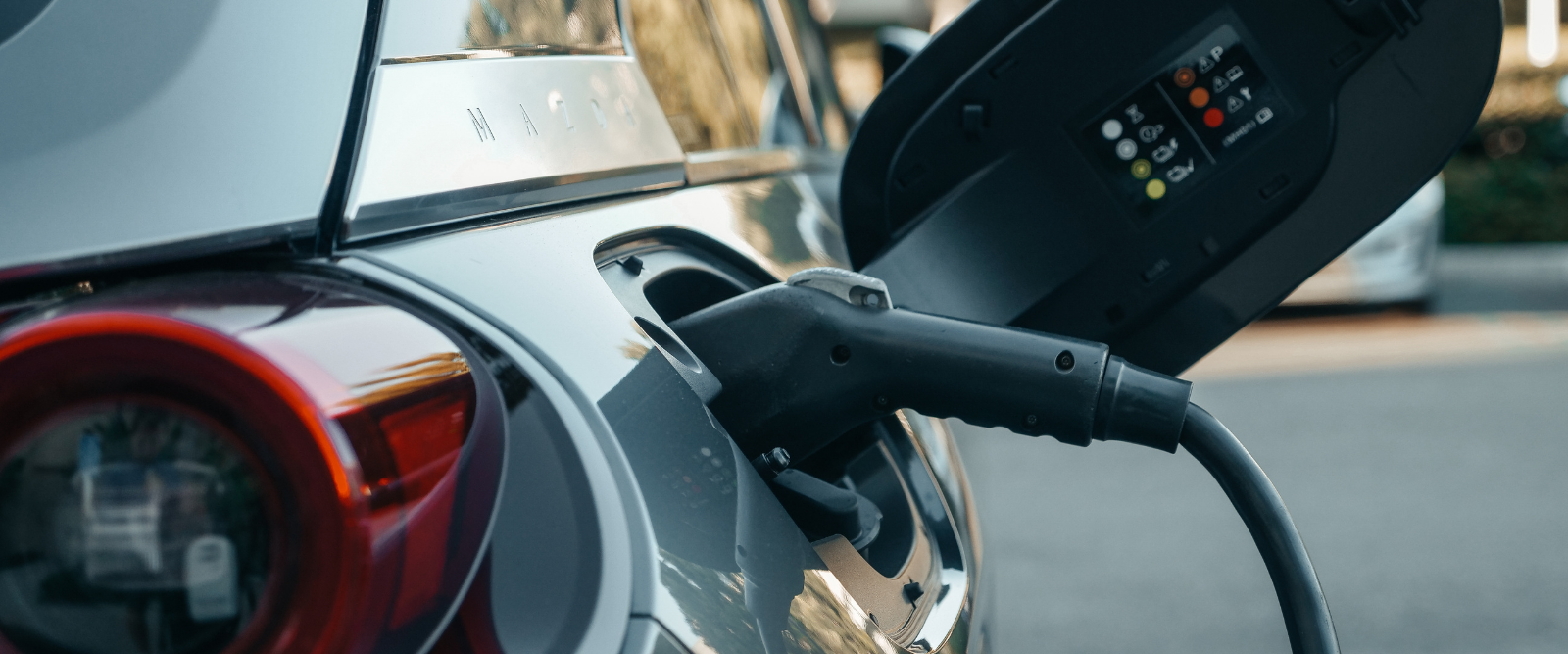 Un gros plan d'une voiture électrique en cours de charge.