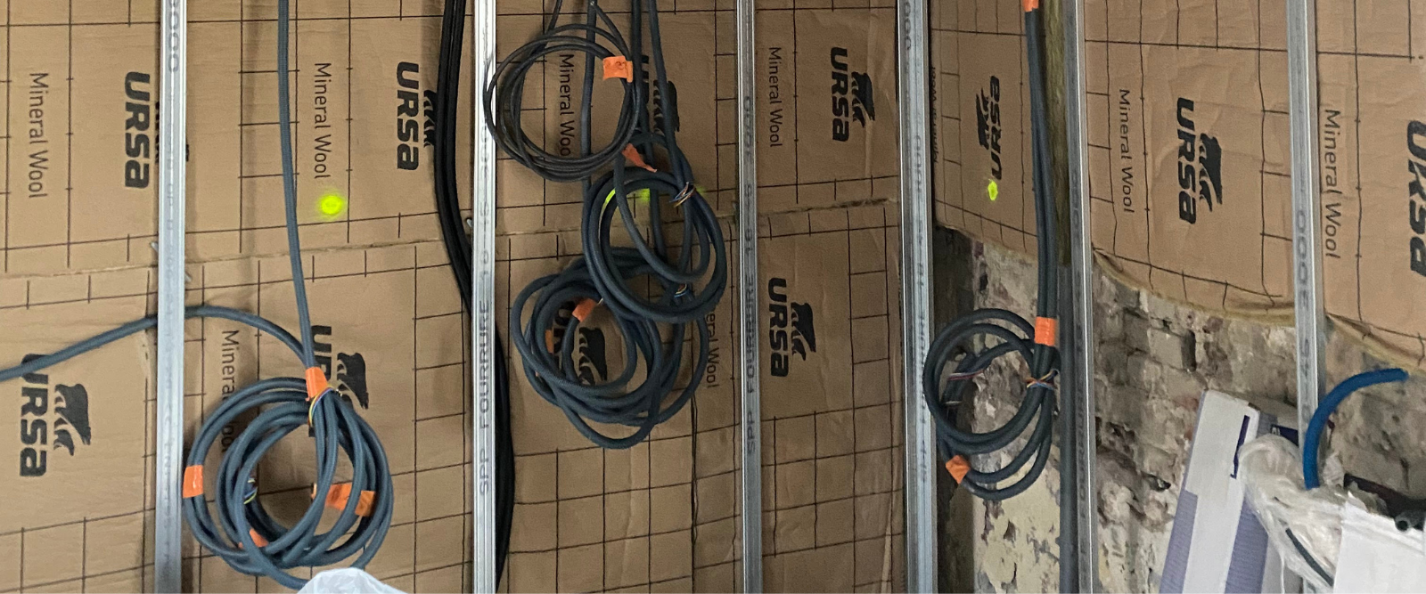 Un tas de fils pendent d'un mur.