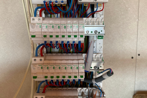 Une très grande boîte électrique avec beaucoup de fils qui en sortent.