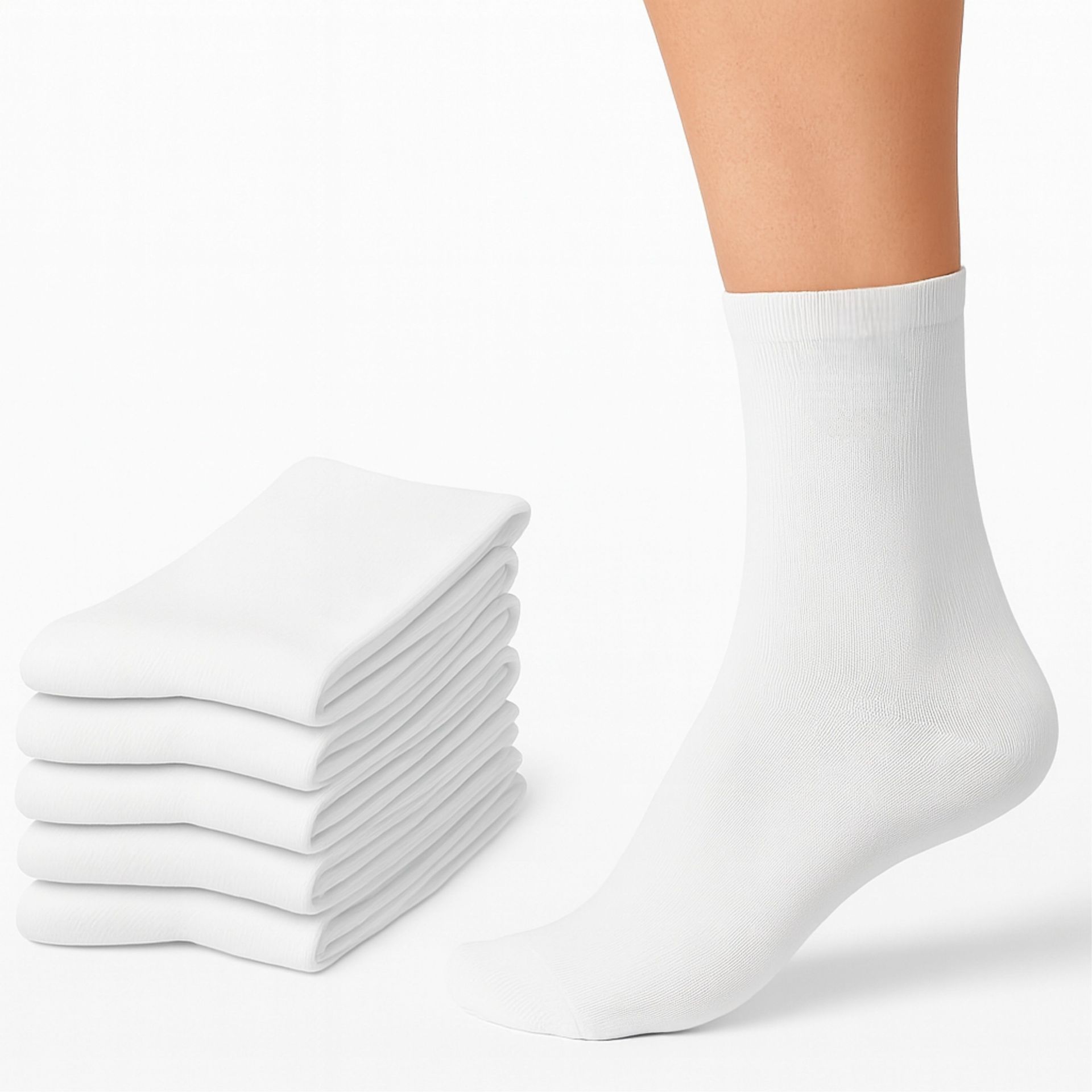 Calcetines blancos en las piernas, más varios pares de calcetines blancos dispuestos debajo de ellas.