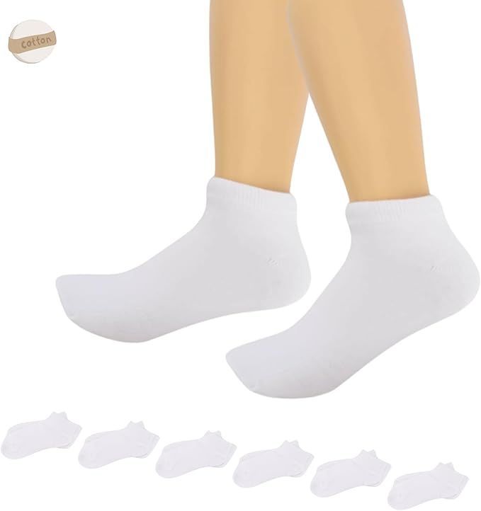 Calcetines blancos hasta el tobillo, exhibidos en piernas falsas, con un paquete de seis calcetines adicionales debajo.