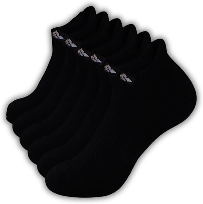 Calcetines negros hasta el tobillo, seis unidades, con un pequeño logotipo cerca del borde superior.