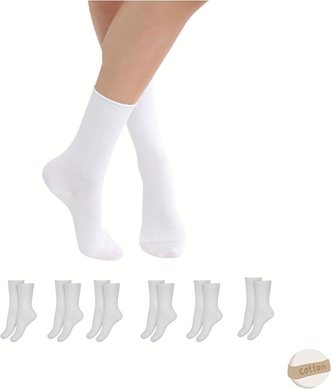 Calcetines blancos en las piernas, más varios pares de calcetines blancos dispuestos debajo de ellas.