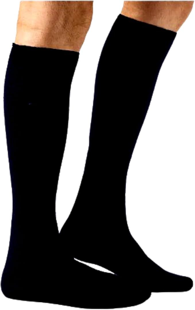 Dos medias de compresión negras en las piernas de una persona.