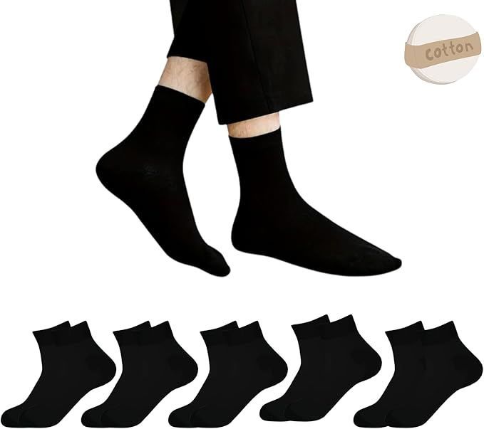 Hombre con calcetines negros, con más calcetines negros en la parte inferior. Etiqueta de 