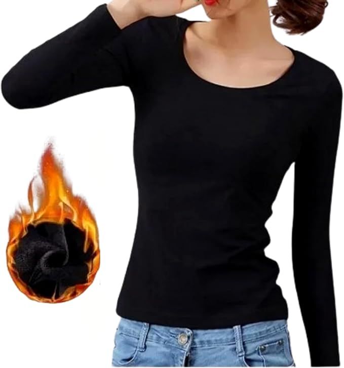 Mujer que lleva una camisa negra de manga larga con un primer plano que muestra un forro polar y llamas.