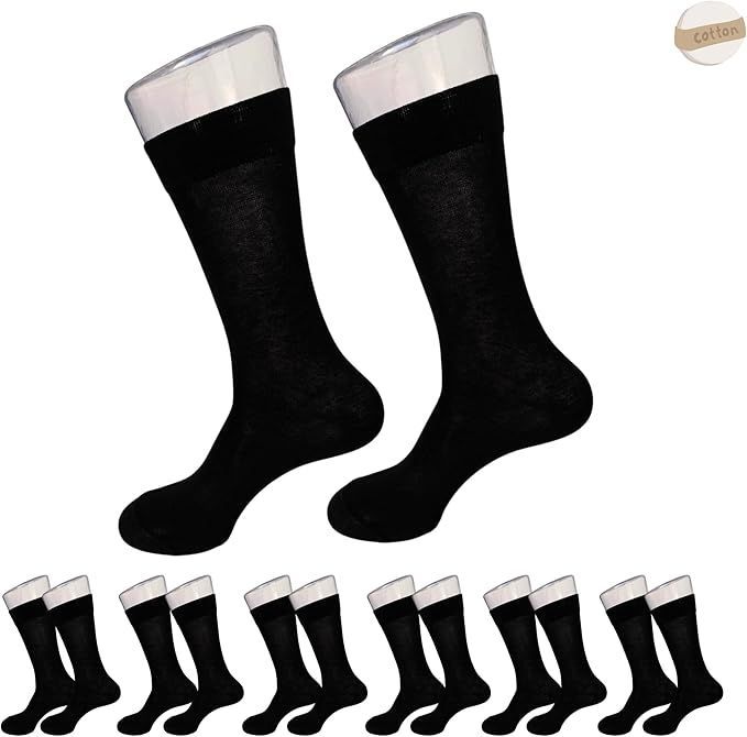 Calcetines negros en exposición. Dos pares en forma de calcetines, diez pares debajo. Etiqueta de algodón en una esquina.