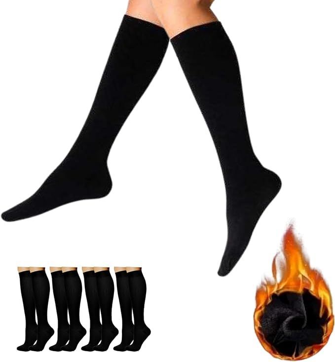 Mujer con calcetines negros hasta la rodilla y un conjunto de calcetines doblados. Detalle de una llama en el interior.