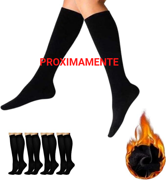 Mujer con calcetines negros hasta la rodilla y un conjunto de calcetines doblados. Detalle de una llama en el interior.