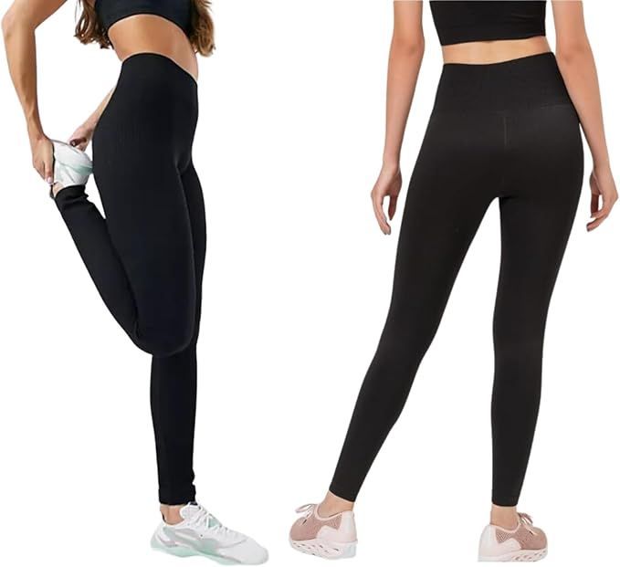 Dos mujeres con leggings negros y sujetadores deportivos. Una se estira, la otra permanece inmóvil.