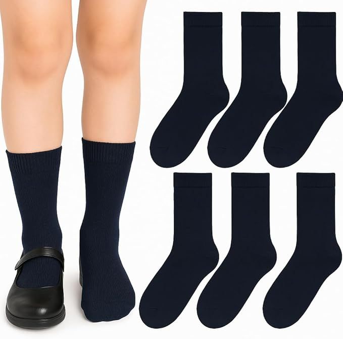 Piernas de niña y un zapato negro; seis pares de calcetines azul marino.