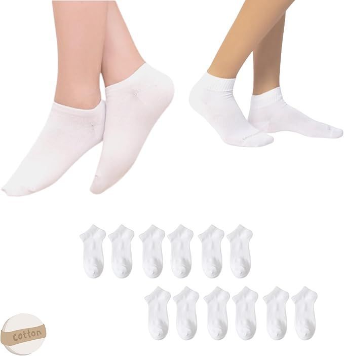 Dos pares de piernas con calcetines blancos hasta el tobillo, con una pila de calcetines a juego debajo; etiqueta de algodón.