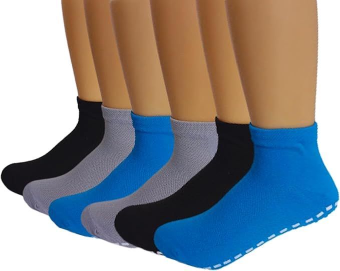 Seis pares de calcetines hasta el tobillo en varios colores: negro, gris y azul, expuestos en piernas de maniquí.
