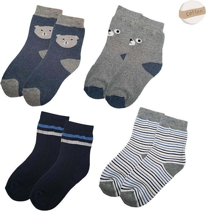 Cuatro pares de calcetines para niños: con caras de oso en azul/gris, a rayas en azul/gris y azul marino liso con rayas.