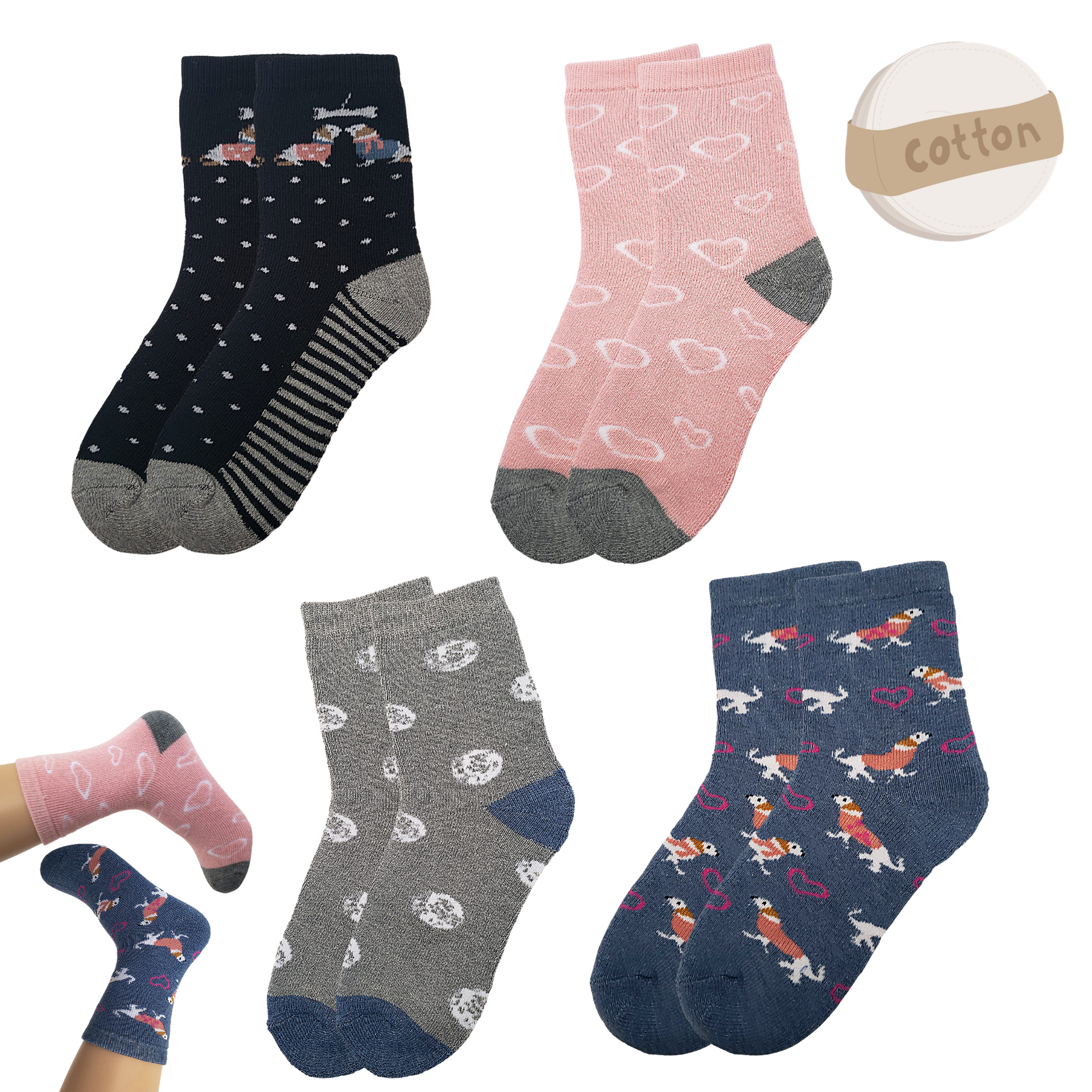 Cuatro pares de calcetines estampados: azul marino con lunares, rosa, gris y azul con perros salchicha; etiqueta