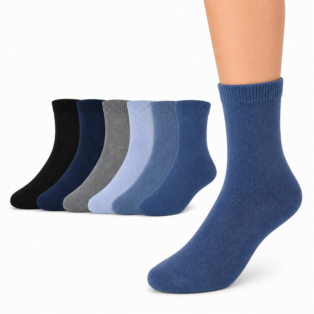 Seis pares de calcetines hasta el tobillo en azul marino, azul, tostado, azul claro, gris y azul marino oscuro.