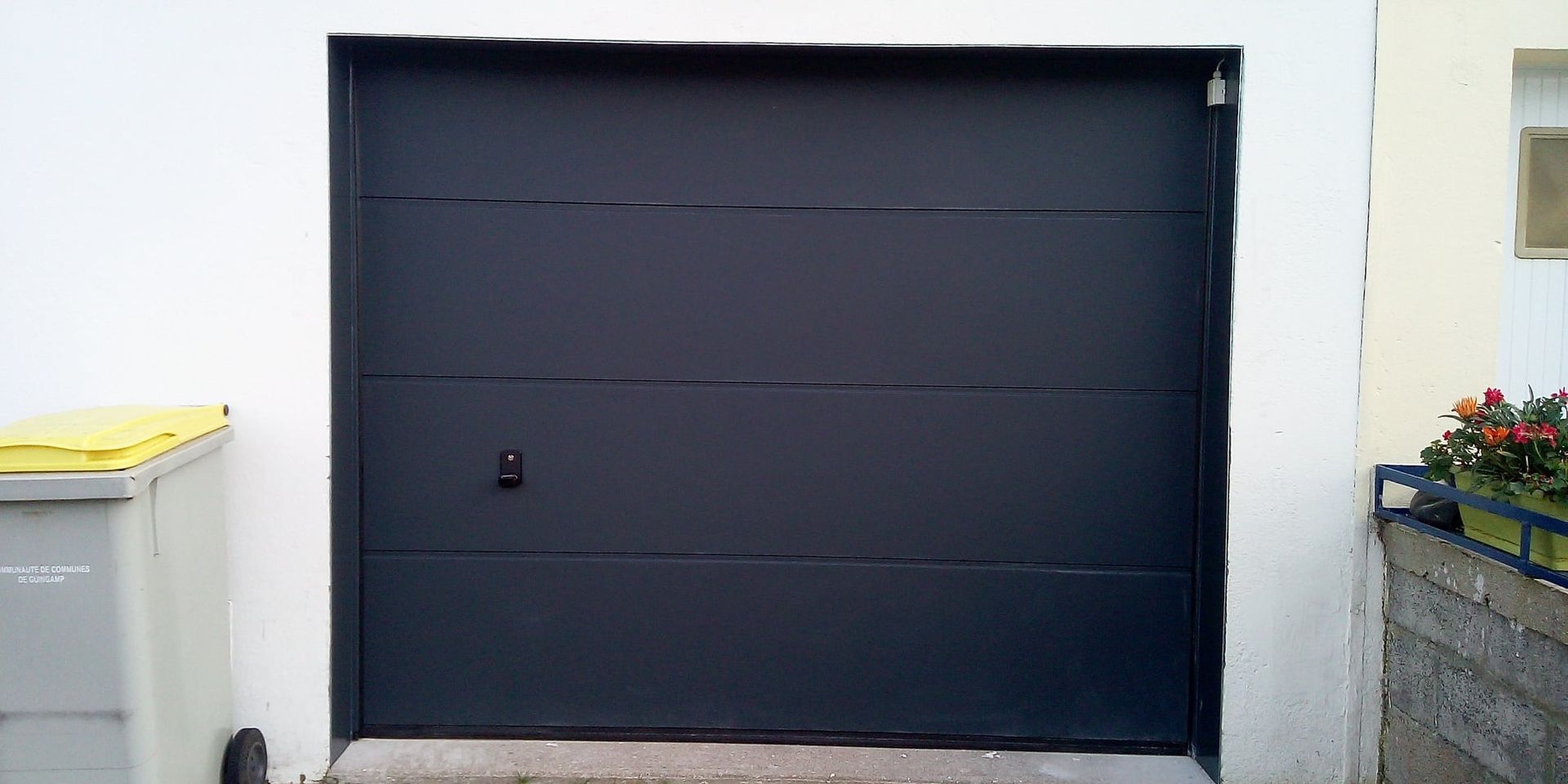 Porte de garage de type moderne de couleur noir