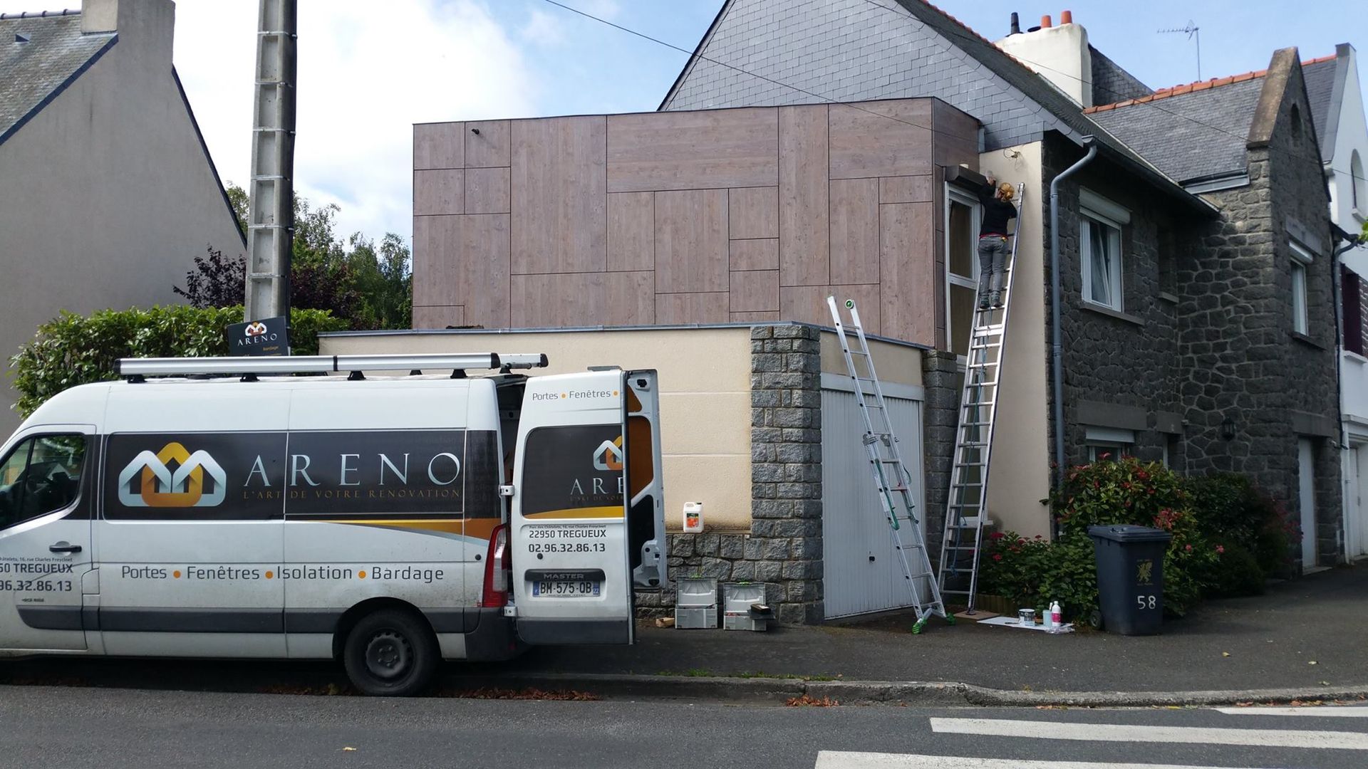 Prise de vue sur fin d'une pose d'isolation sur une habitation