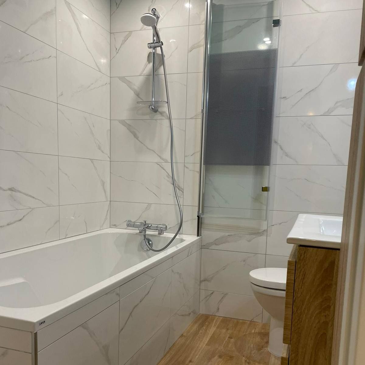 Salle de bains avec carrelages et boisure