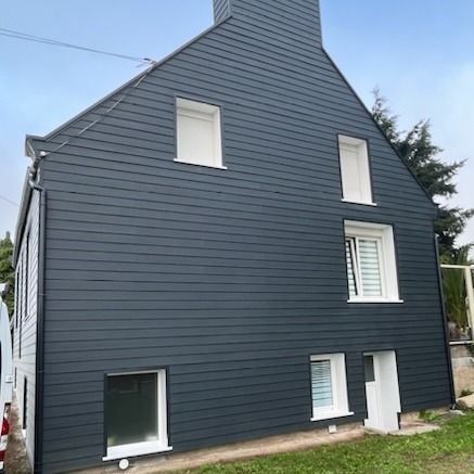 Maison vue de côté avec bardage de couleur sombre