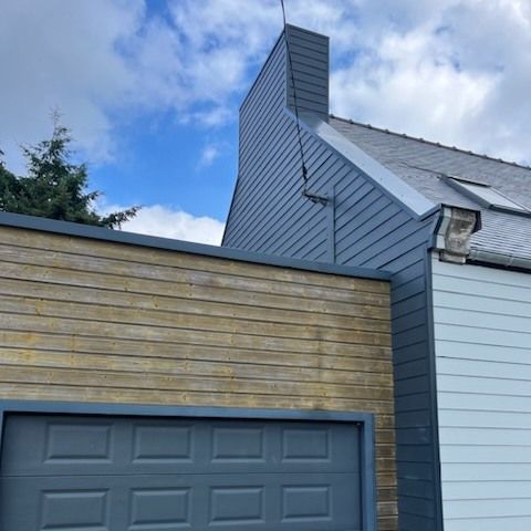 Porte de garage de type moderne avec mur en bois