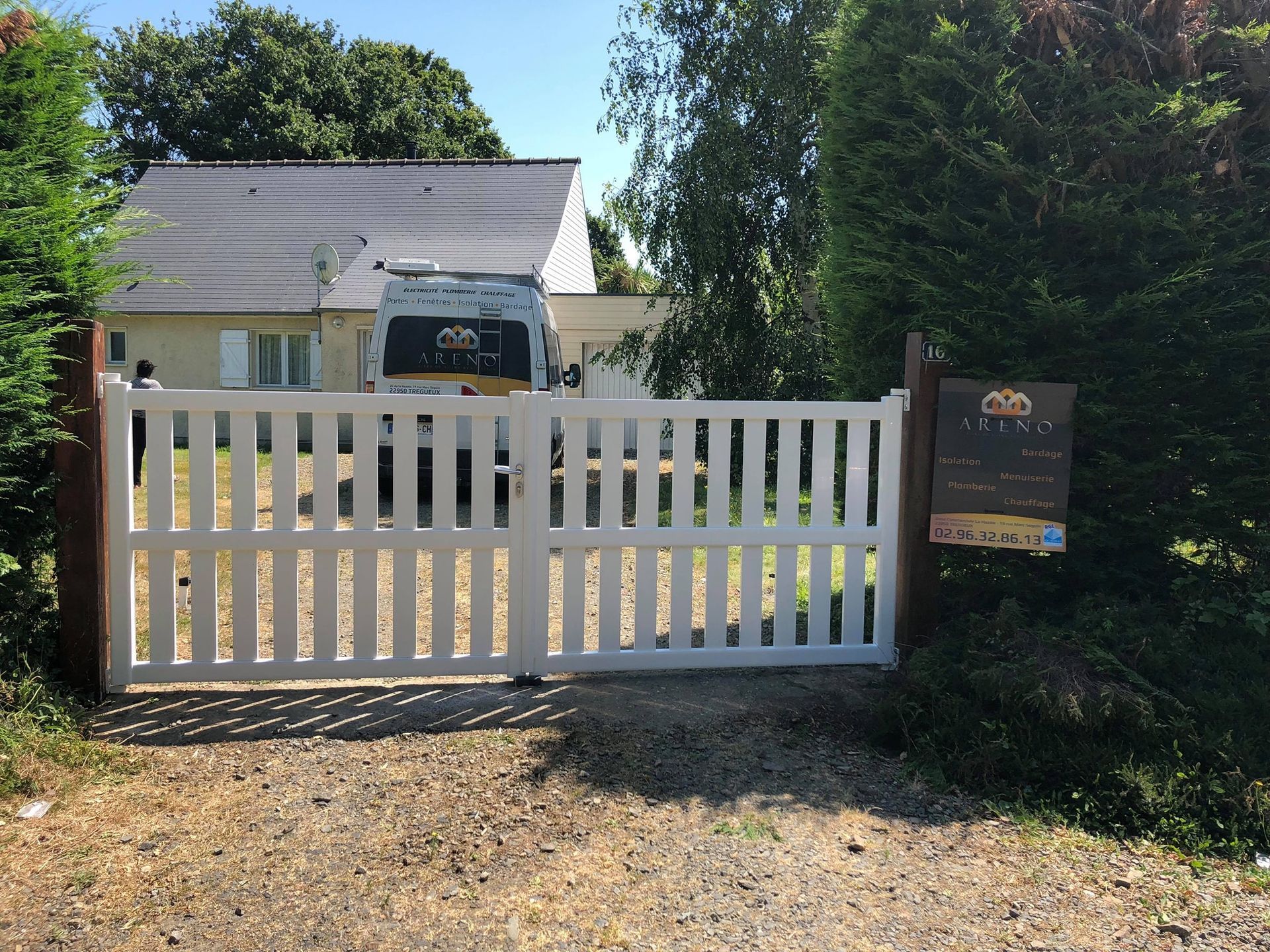 Portail traditionnel en planche et peint en blanc avec utilitaire de l'entreprise Areno