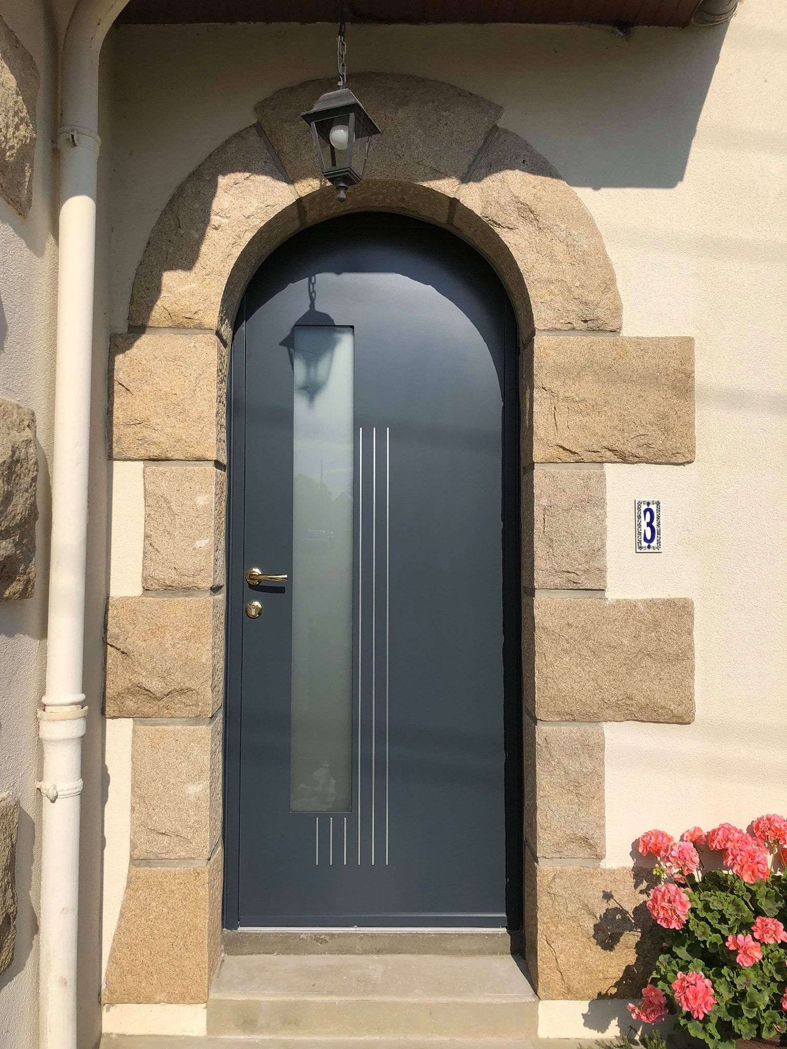 Porte d'entrée en plein cintre avec verre opaque au centre