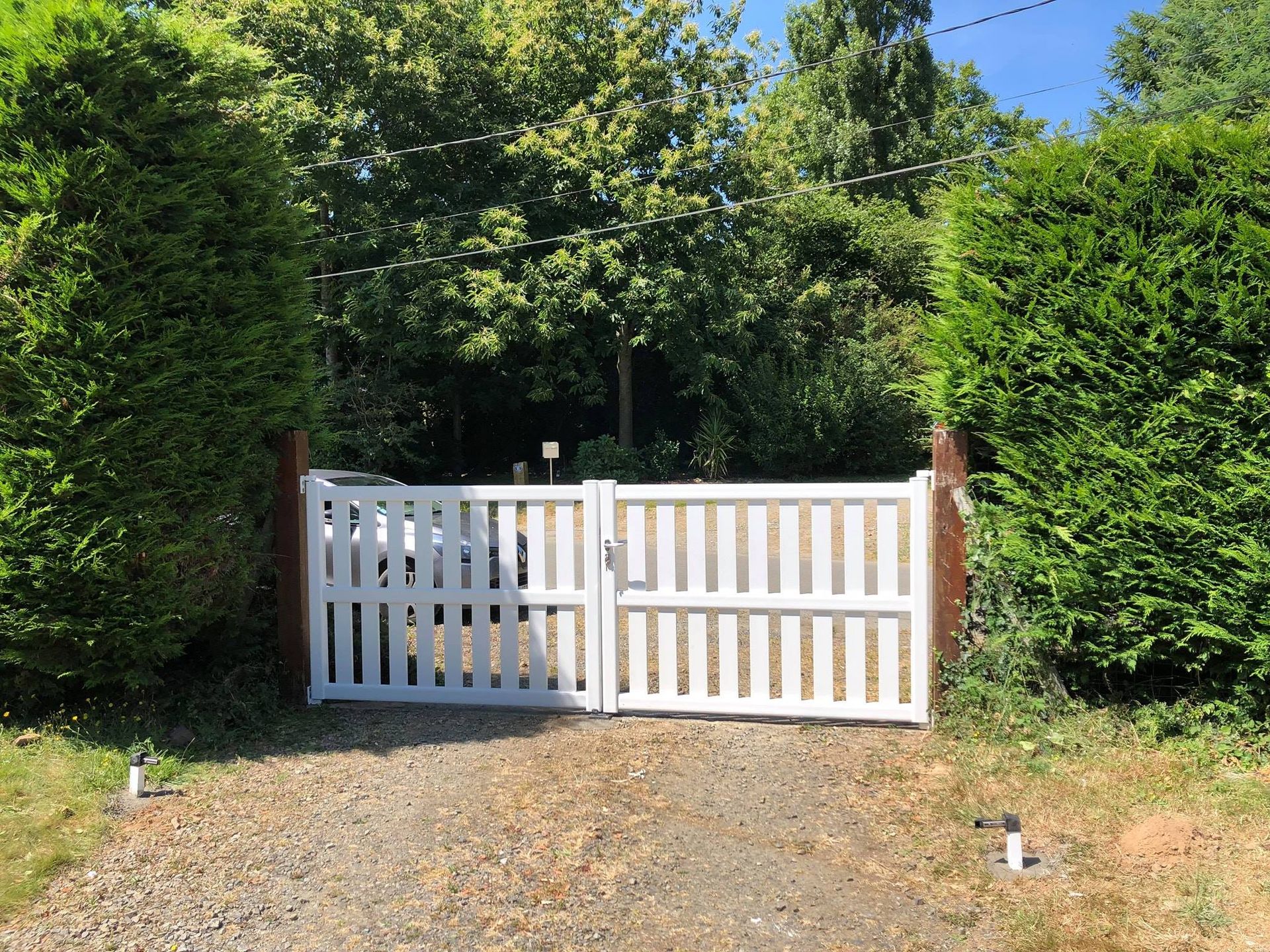 Portail traditionnel en planche et peint en blanc