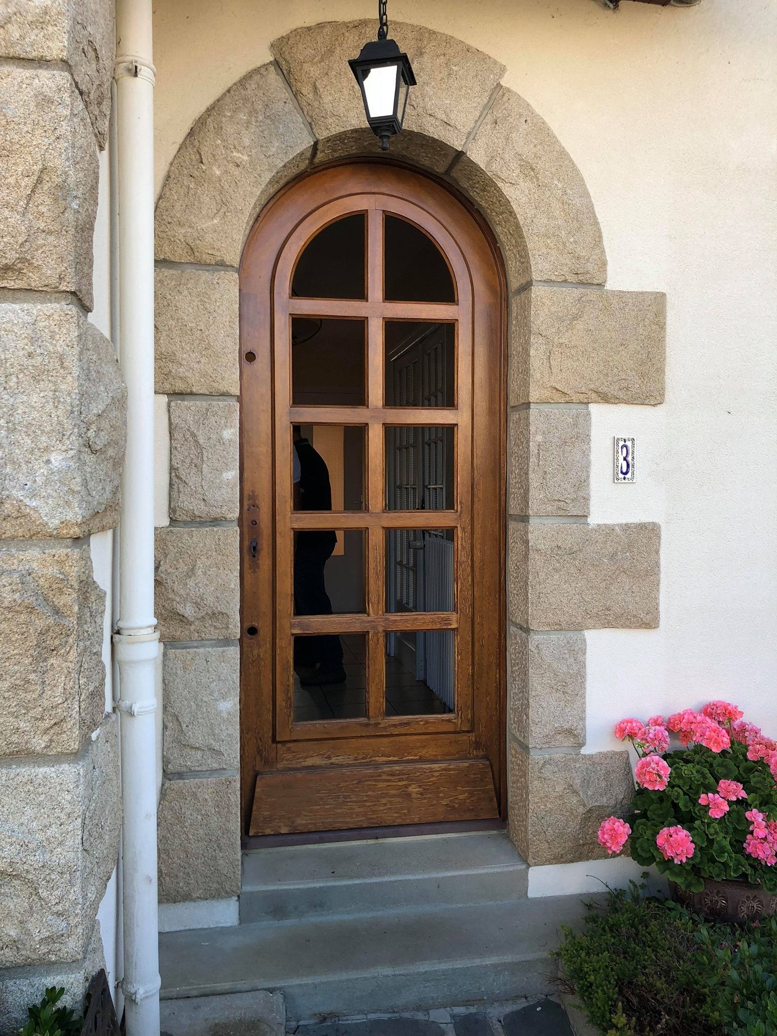 Porte d'entrée en plein cintre en bois