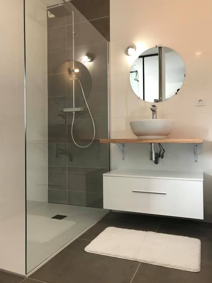 Douche à l'italienne avec miroir circulaire