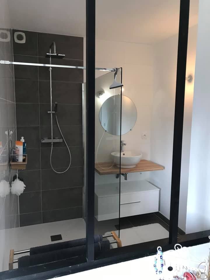 Douche avec parois en vitre réalisée par Areno