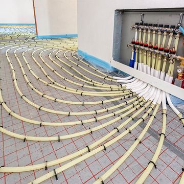 Plusieurs câbles installés au sol pour un chauffage au sol