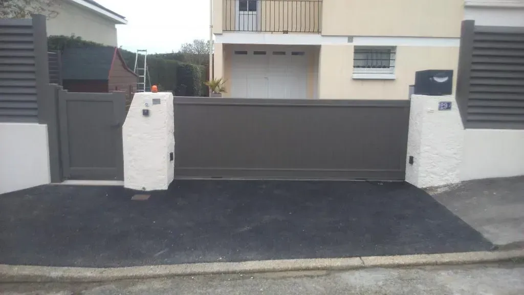 Portail de garage avec indication lumineuse lors de l'ouverture