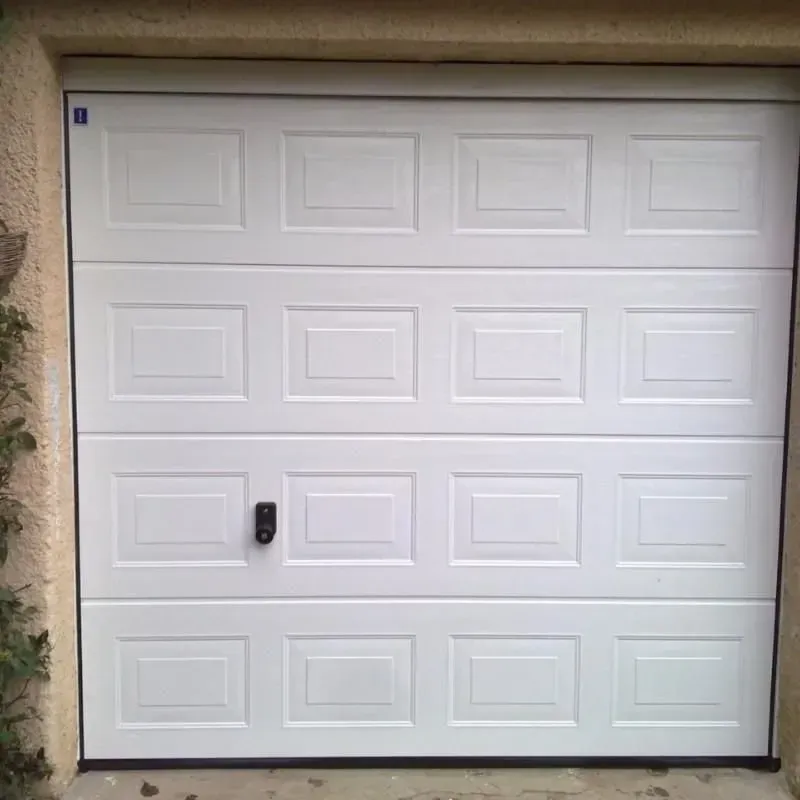 Porte de garage basculante de couleur blanche