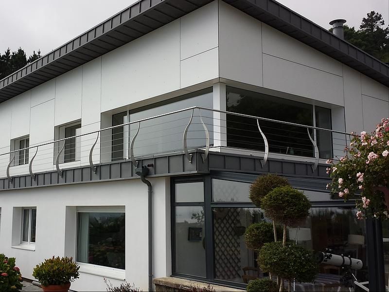 Maison moderne avec balcon aux rambardes métalliques