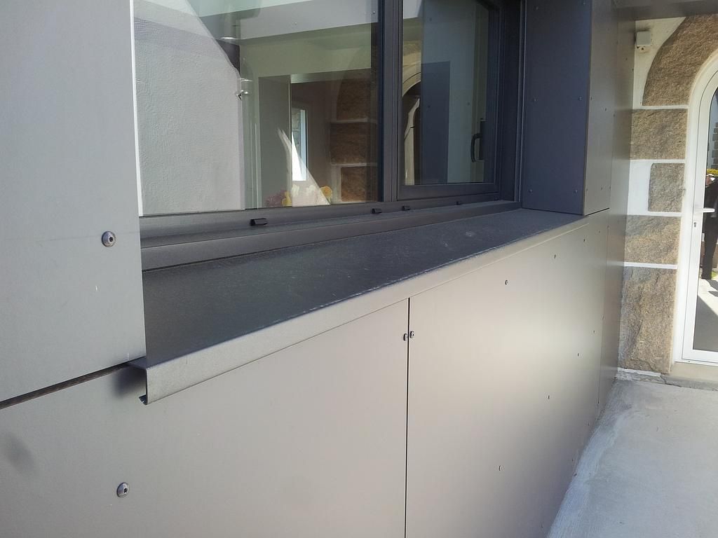 Fenêtre avec rebord métalique