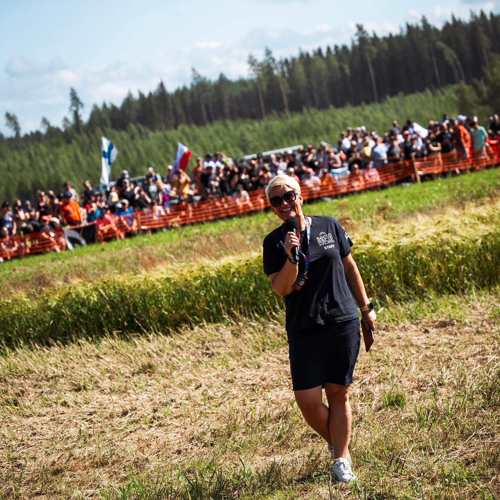 Rallijuontaja Kaisa Löfgren juontamassa Secto Rally Finlandin ralliareenalla.