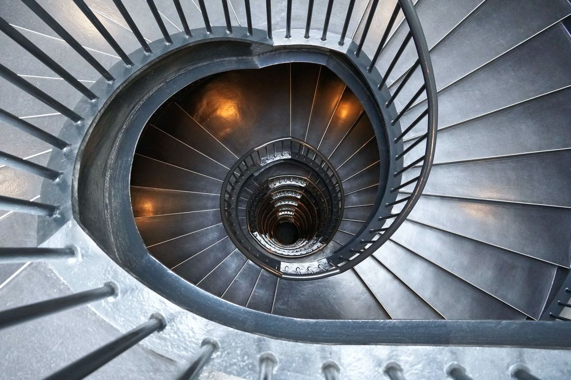Escalera de caracol descendente; construcción metálica, perspectiva cenital.