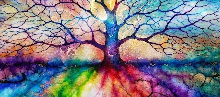 Un árbol estilizado y colorido con ramas desnudas y raíces vibrantes con reflejos de arcoíris sobre un fondo multicolor difuminado.