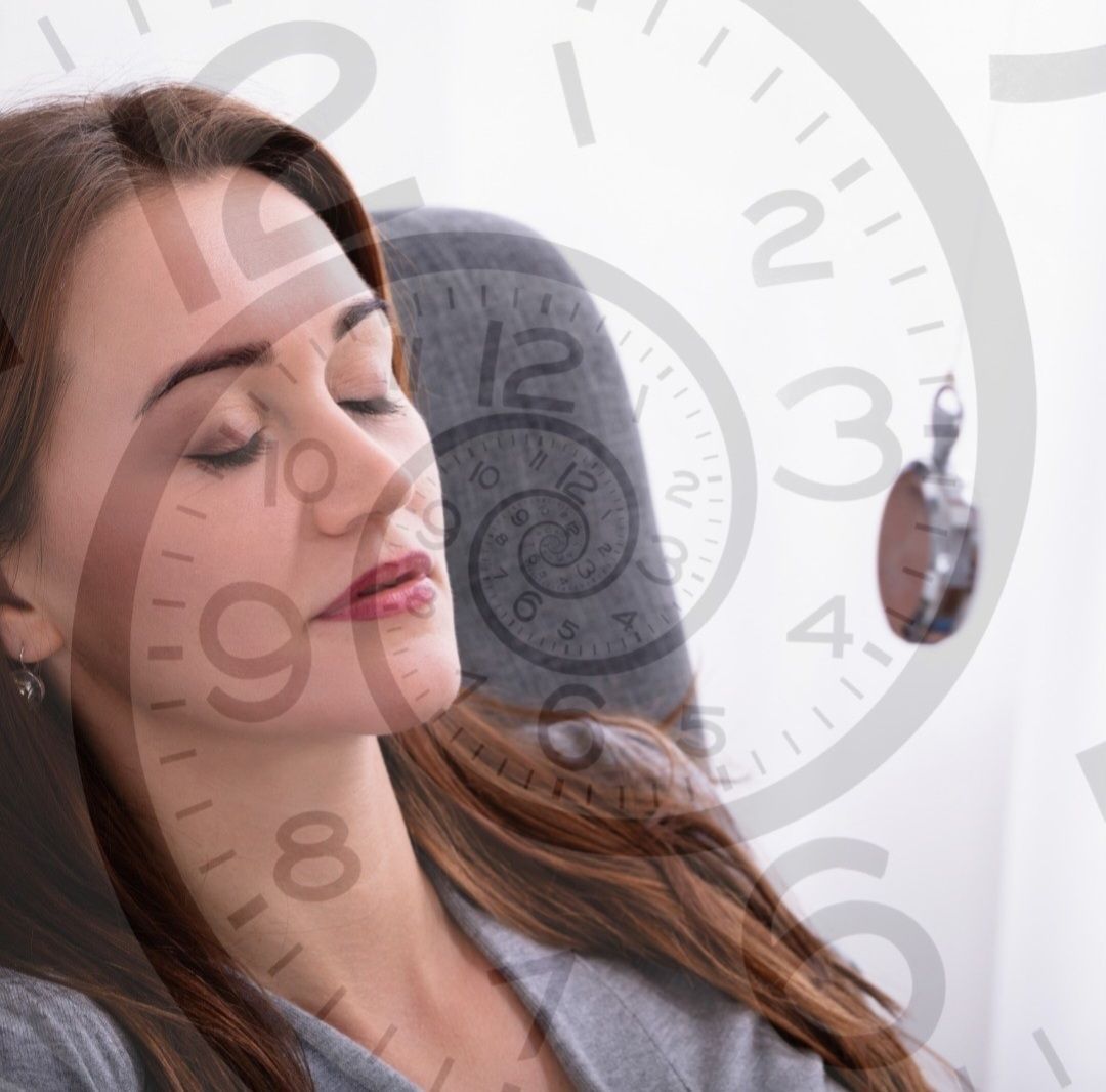 Mujer con los ojos cerrados, en hipnosis, con un reloj de bolsillo y un reloj en espiral de fondo.