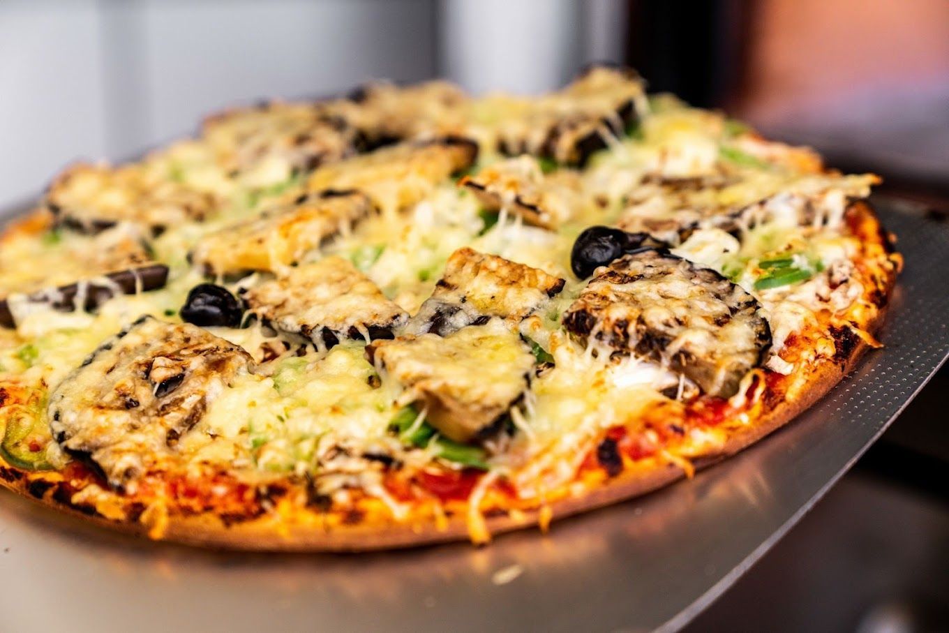 Photo d'une pizza aux légumes, à la sauce tomate et au fromage