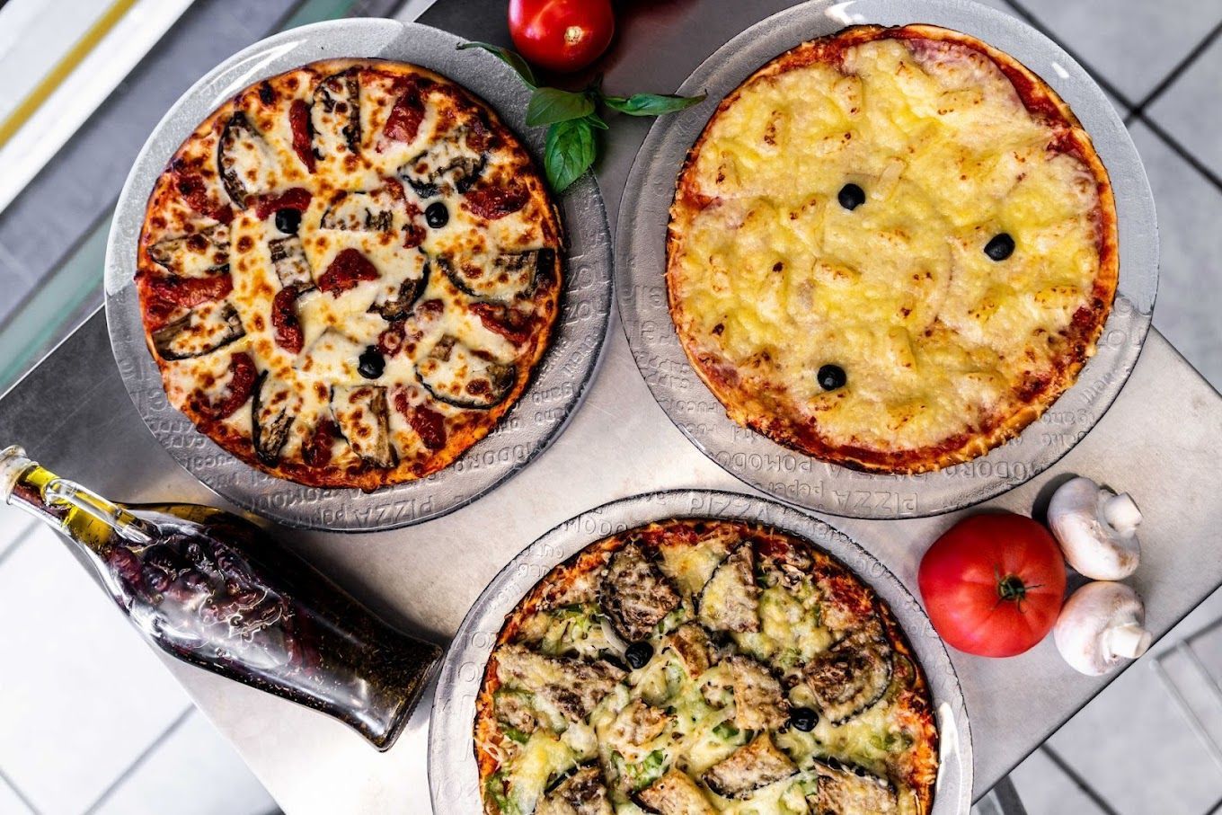 Photo de trois pizzas romaines