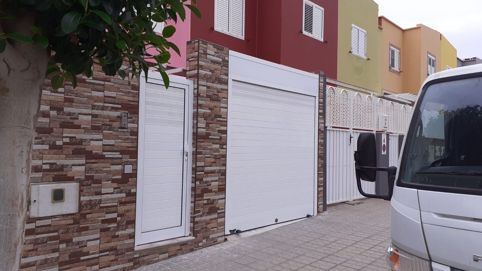 Puerta enrollable blanca de garaje