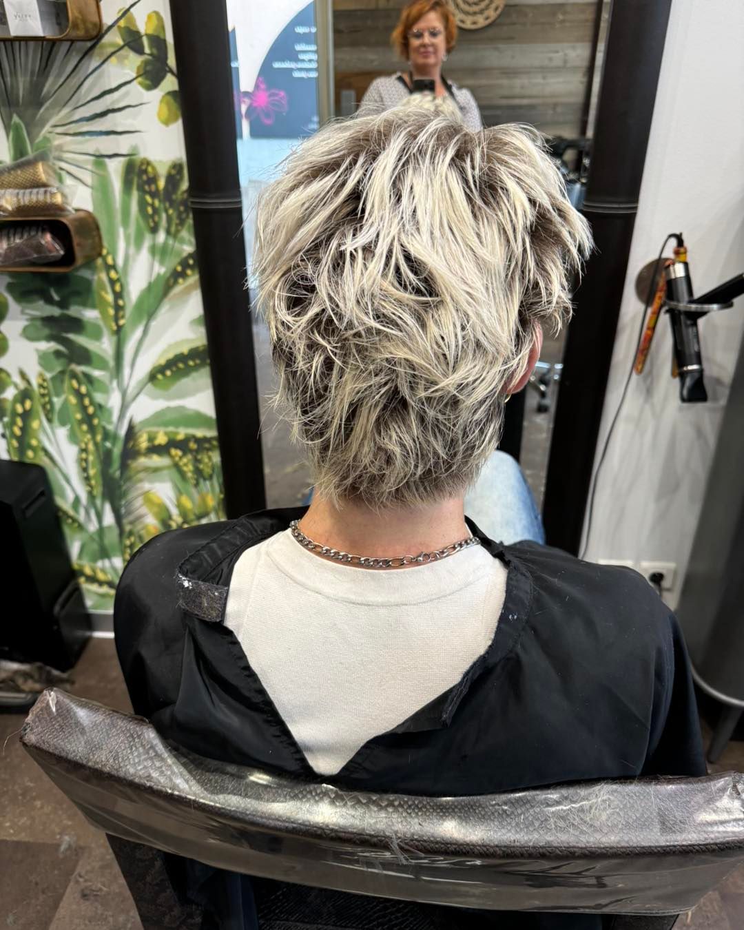 Mèches blondes sur coupe d'homme vue arrière